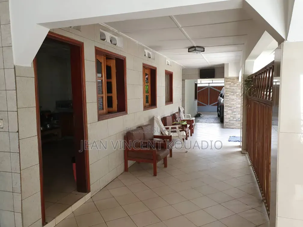 Meublé 7chbre Appartement-terrasse dans Appartement Villa, Treichville