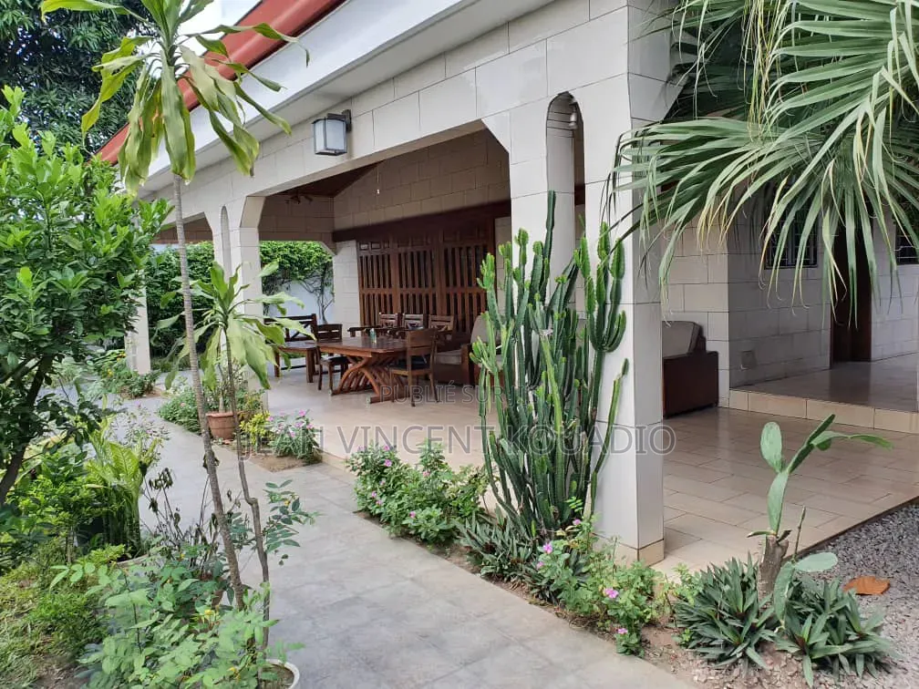 Meublé 7chbre Appartement-terrasse dans Appartement Villa, Treichville
