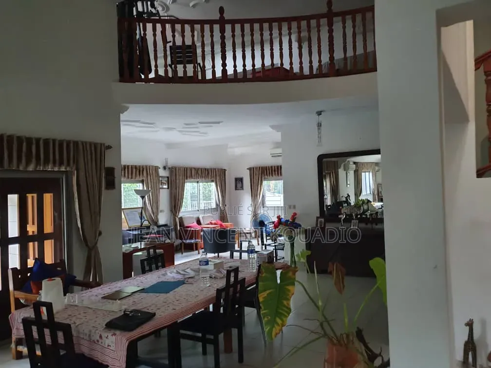 Meublé 7chbre Appartement-terrasse dans Appartement Villa, Treichville