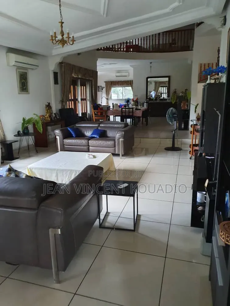 Meublé 7chbre Appartement-terrasse dans Appartement Villa, Treichville