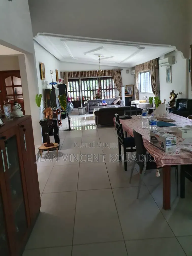 Meublé 7chbre Appartement-terrasse dans Appartement Villa, Treichville