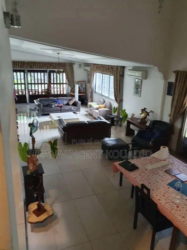 Meublé 7chbre Appartement-terrasse dans Appartement Villa, Treichville
