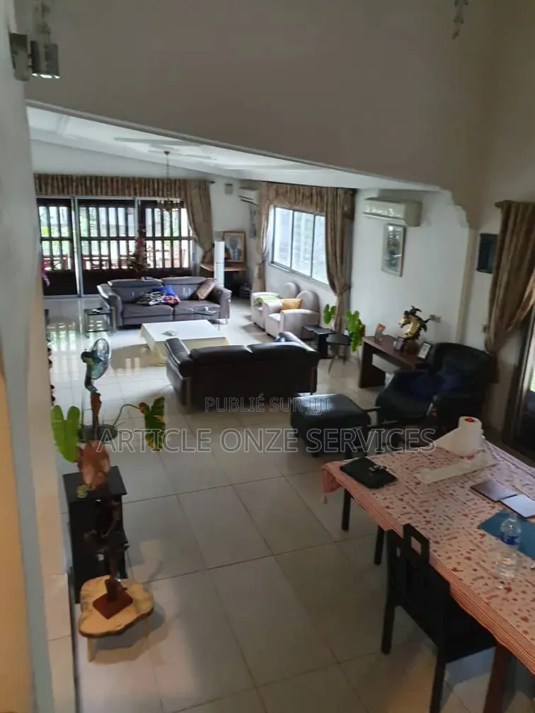 6chbre Villa dans Grande Villa Basse, Treichville à Vendre