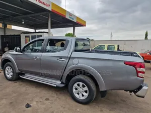 Mitsubishi L200 2019 Gris