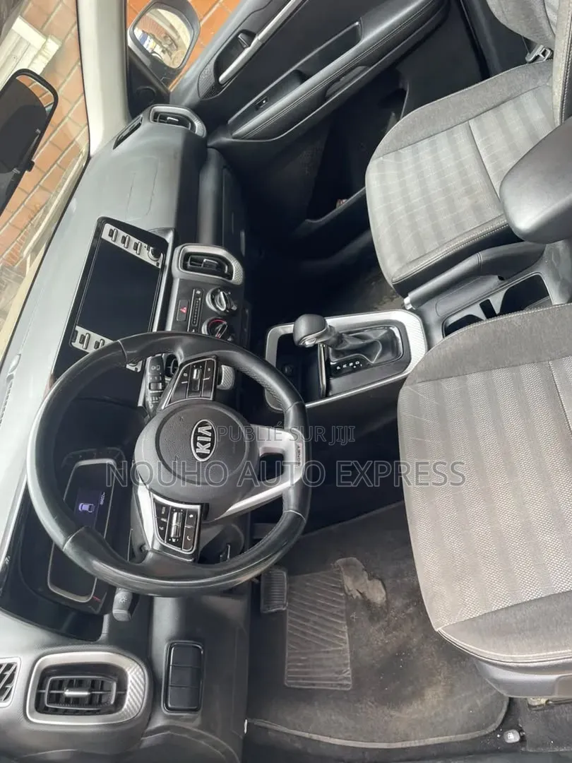 Kia Sonet 2021 Beige