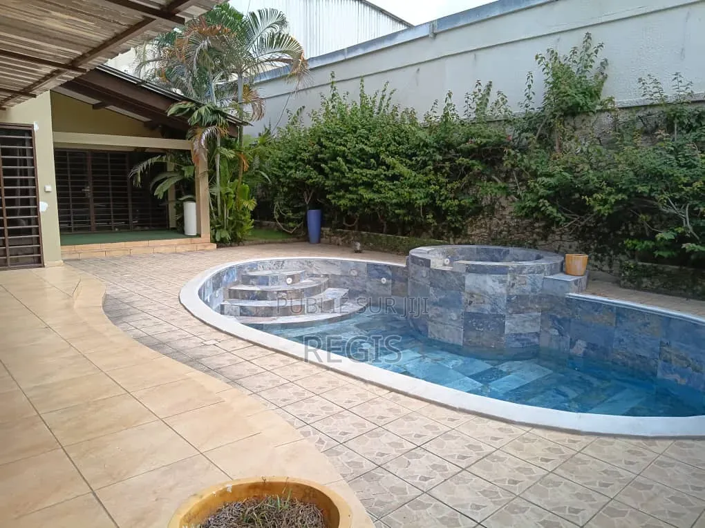 6chbre Villa dans Regis, Treichville à Louer