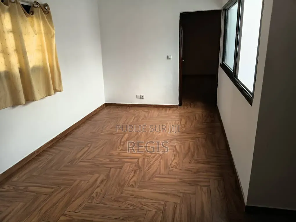 6chbre Villa dans Regis, Treichville à Louer