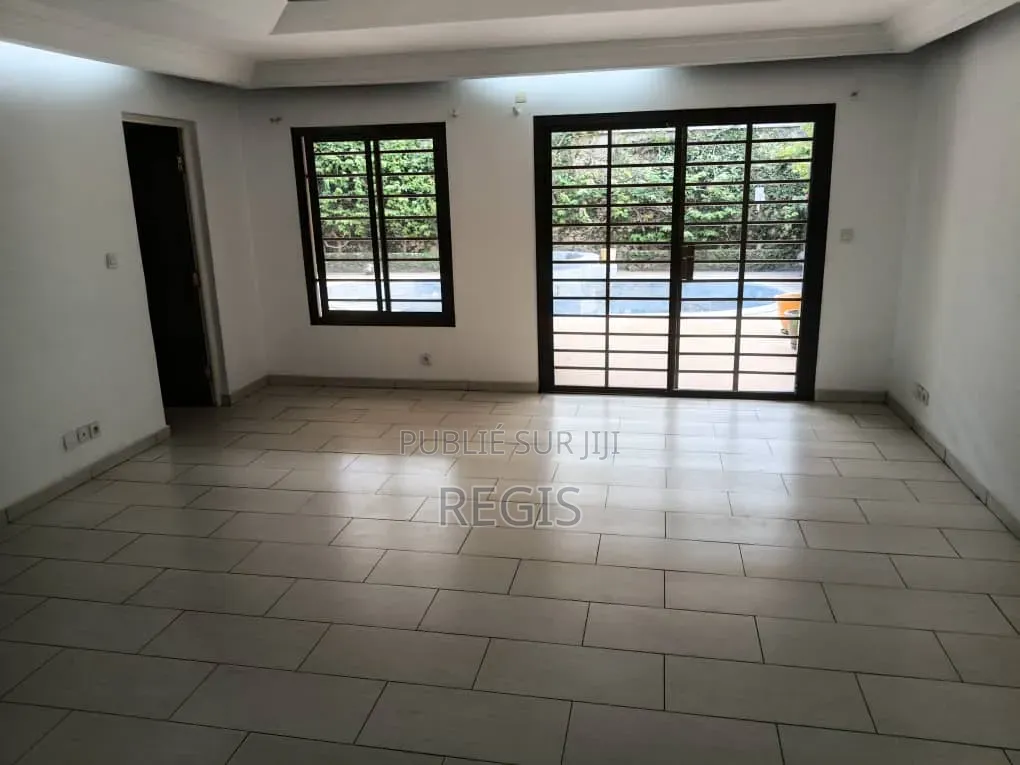 6chbre Villa dans Regis, Treichville à Louer
