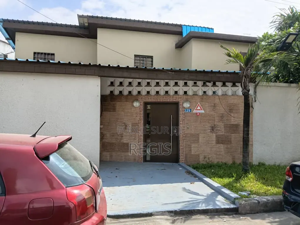 6chbre Villa dans Regis, Treichville à Louer
