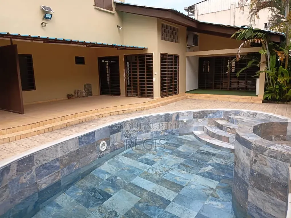 6chbre Villa dans Regis, Treichville à Louer