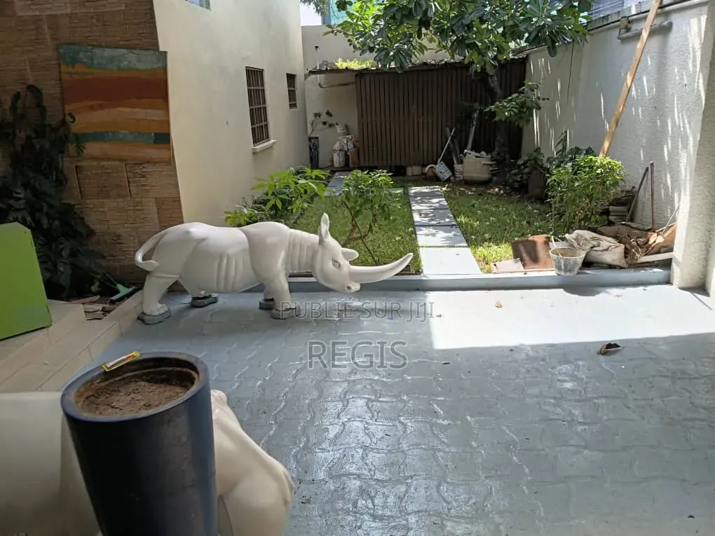 6chbre Villa dans Regis, Treichville à Louer