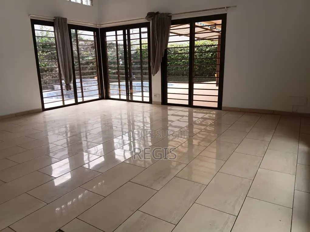 6chbre Villa dans Regis, Treichville à Louer