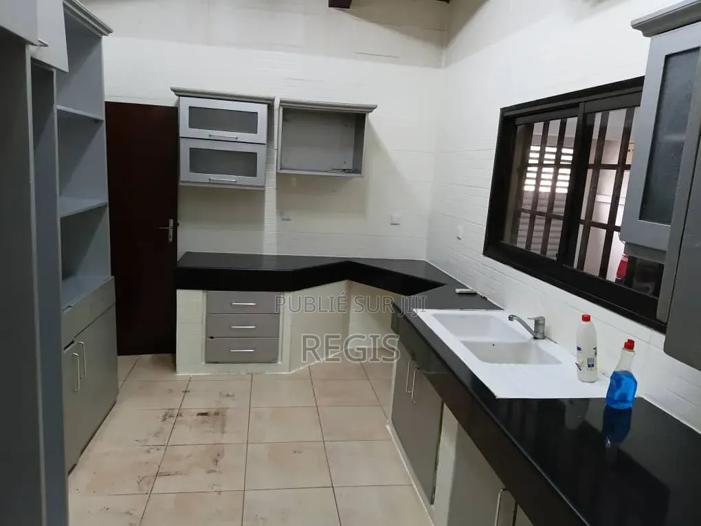 6chbre Villa dans Regis, Treichville à Louer