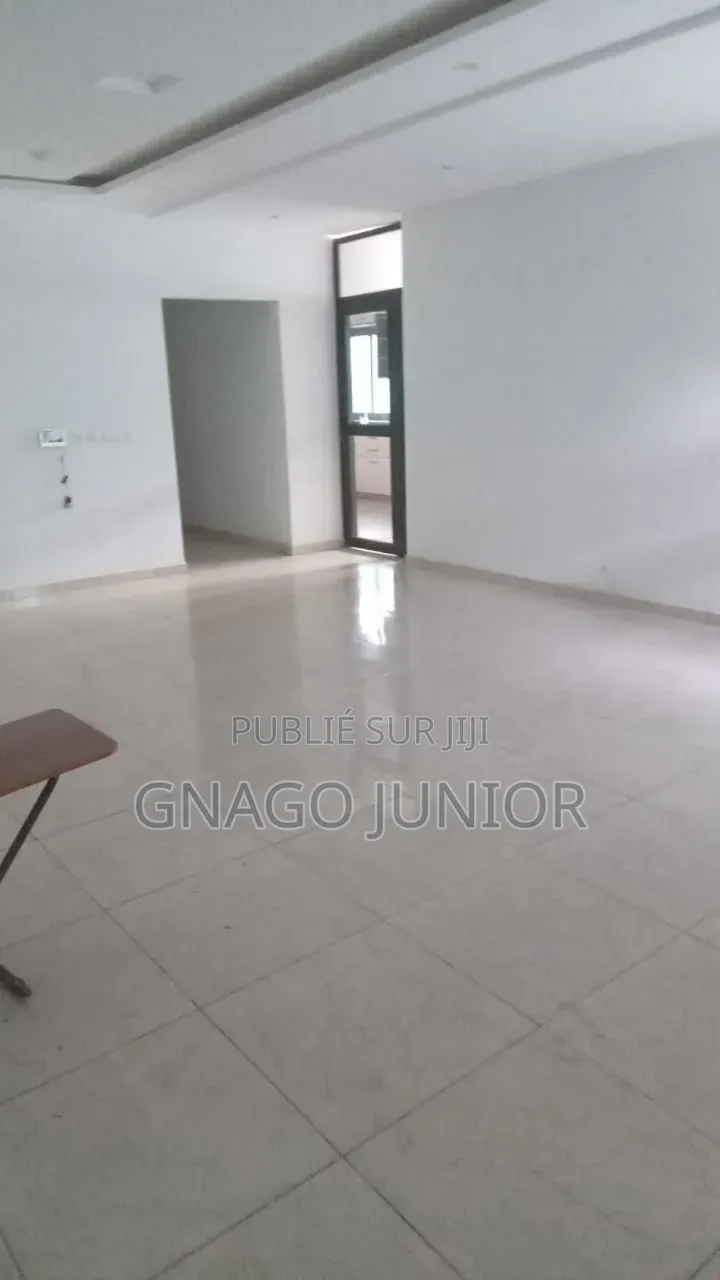 5chbre Duplex dans Id-Conception, Bingerville à Vendre