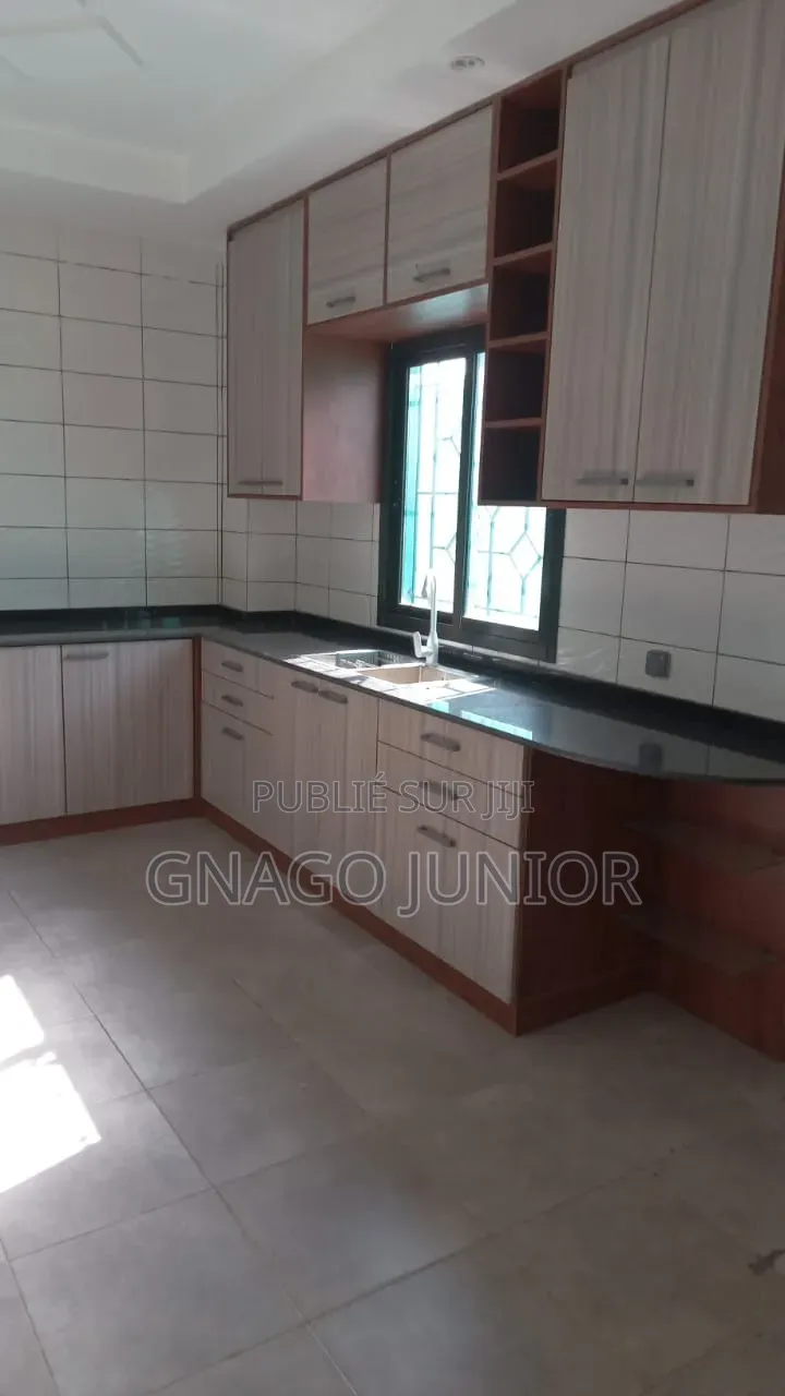 5chbre Duplex dans Id-Conception, Bingerville à Vendre