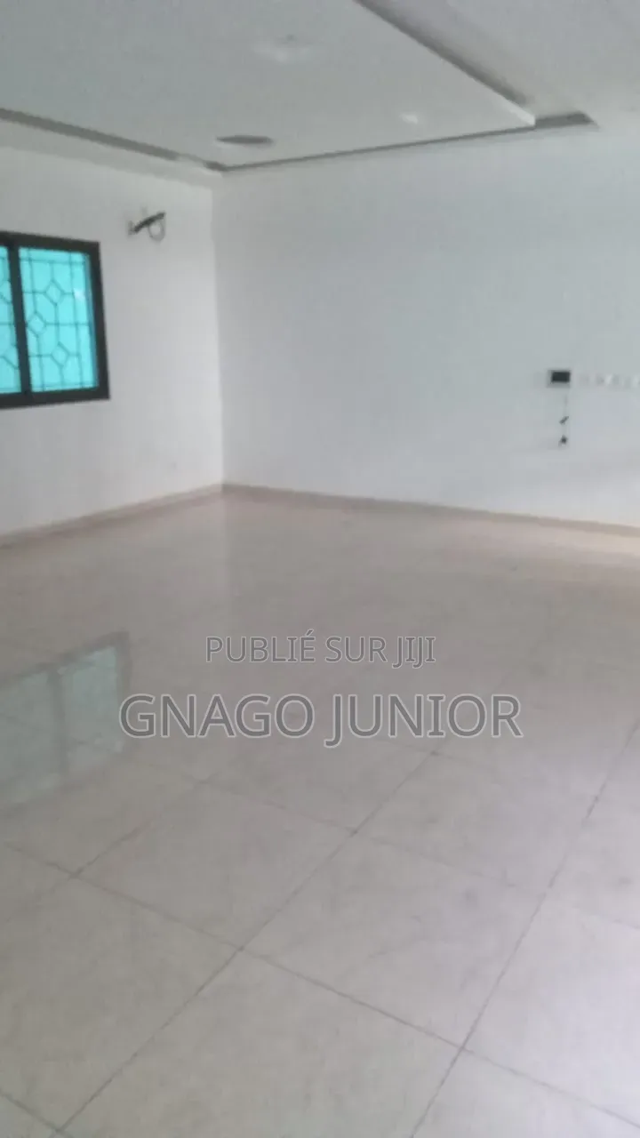 5chbre Duplex dans Id-Conception, Bingerville à Vendre