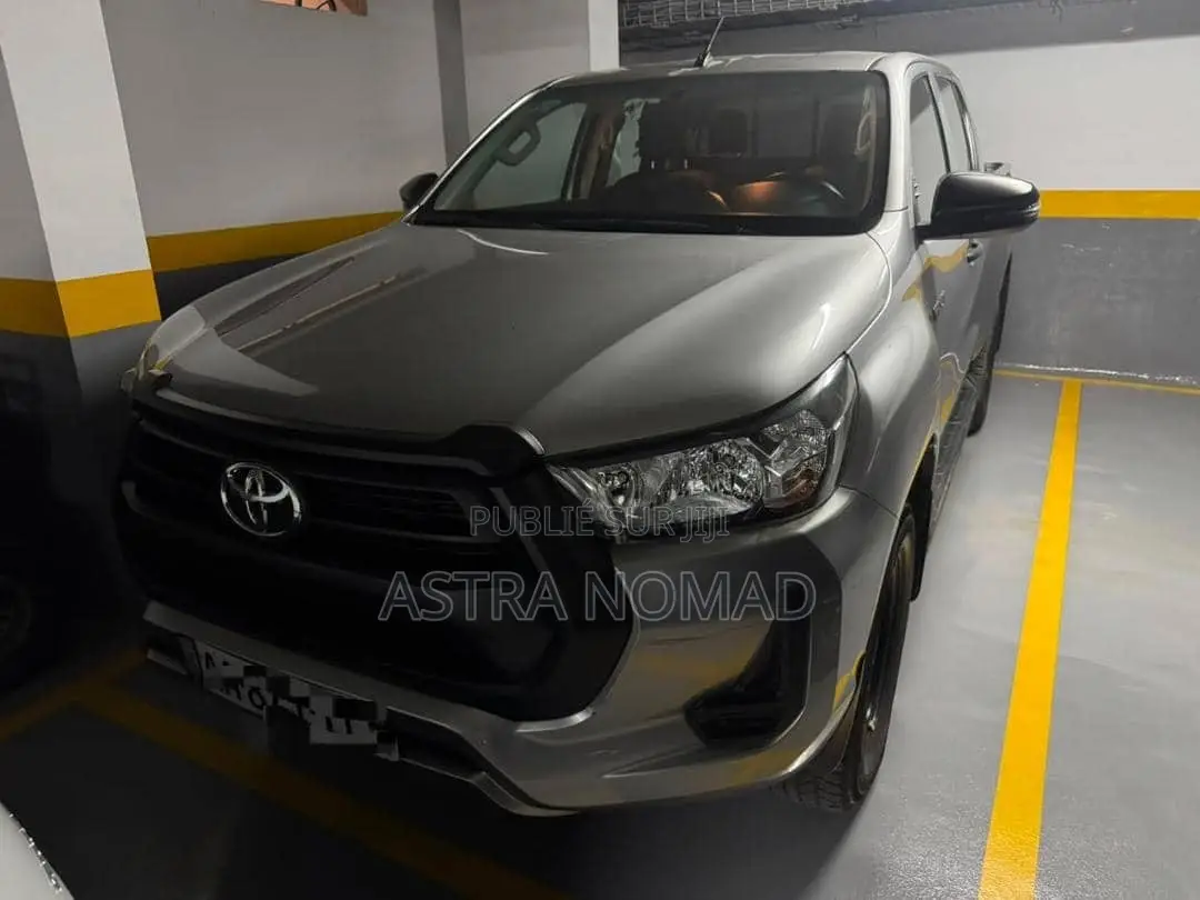 Toyota Hilux 2026 Gris