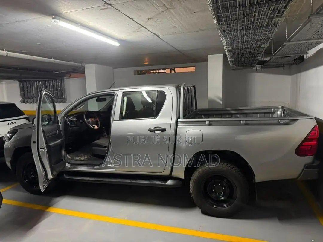 Toyota Hilux 2026 Gris
