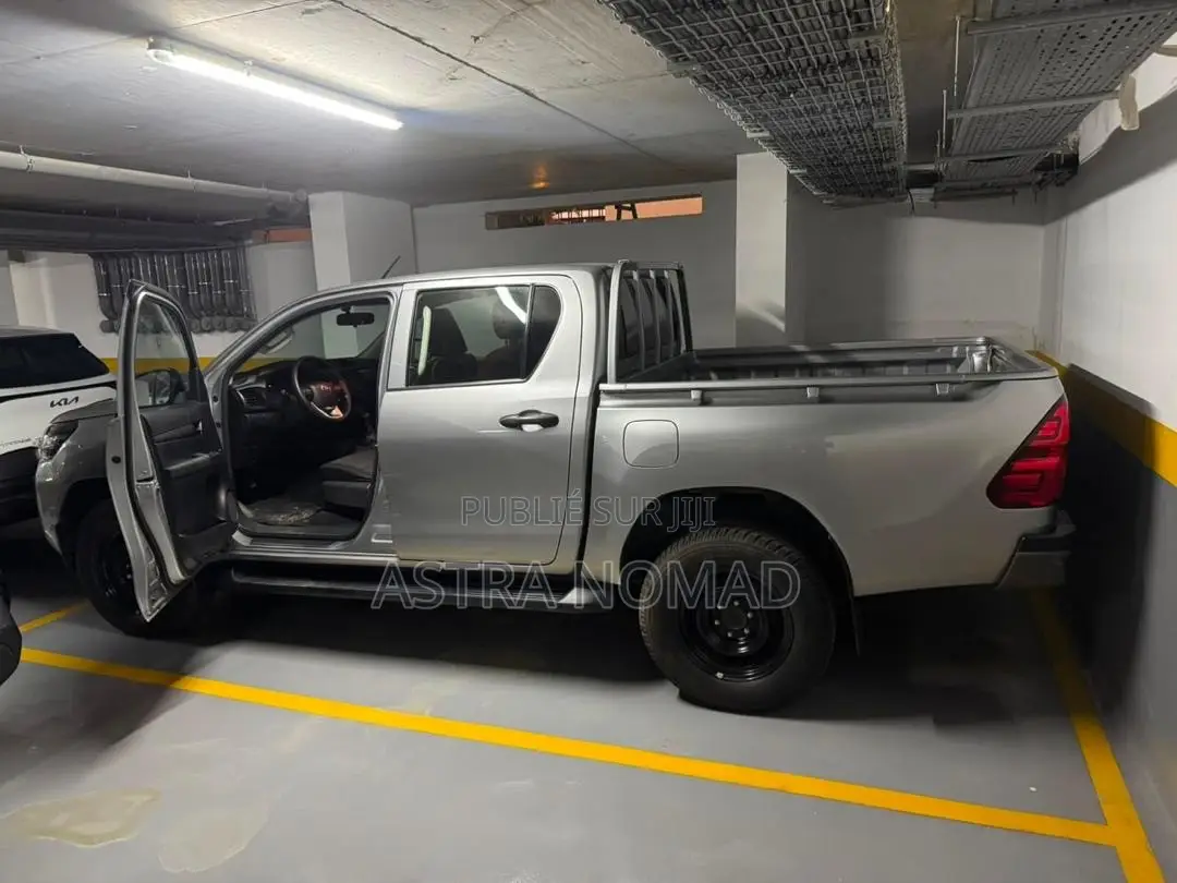 Toyota Hilux 2026 Gris