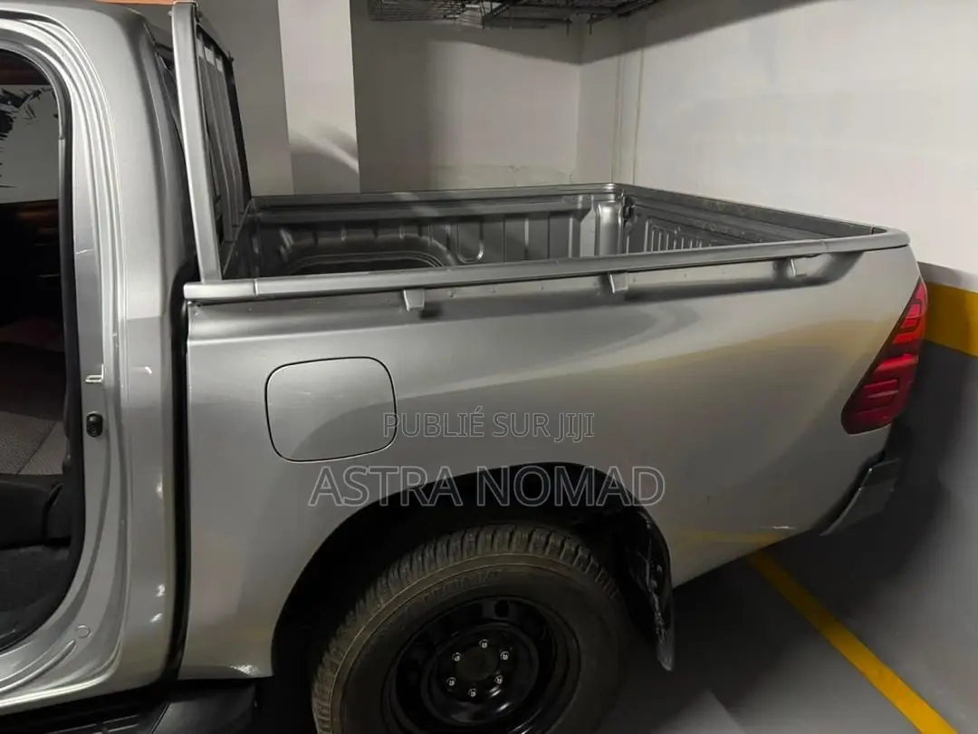 Toyota Hilux 2026 Gris
