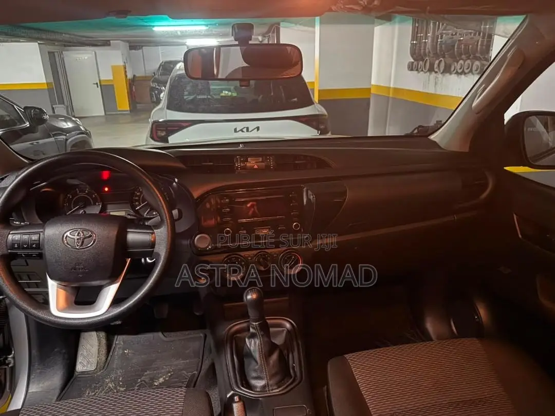 Toyota Hilux 2026 Gris