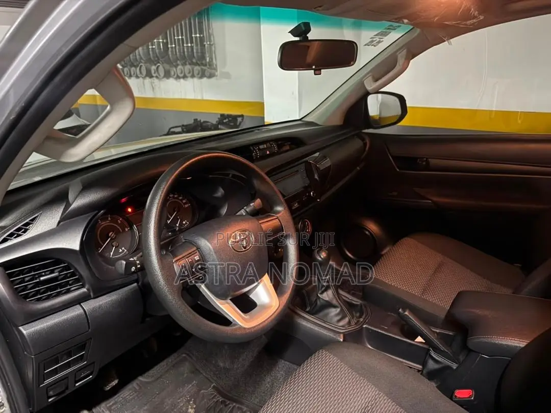 Toyota Hilux 2026 Gris