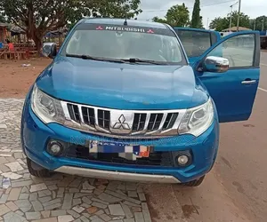 Mitsubishi L200 2022 Bleu