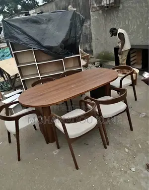 Table a Manger Plus 06 Chaises en Bois Solide
