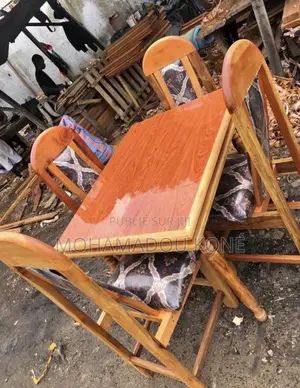 Table À Manger Plus 04 Chaises Disponible