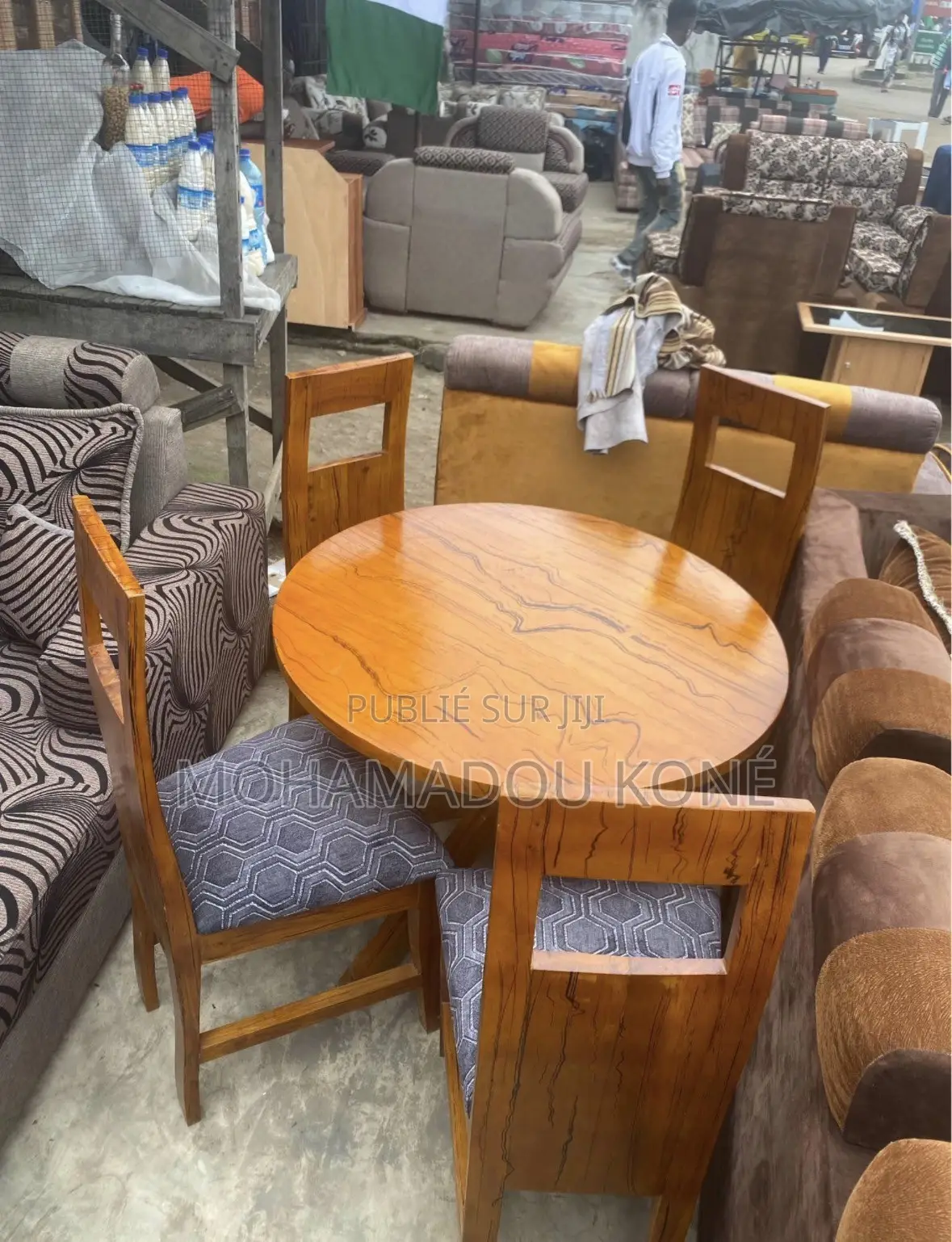 Table À Manger Plus 04 Chaises Disponible