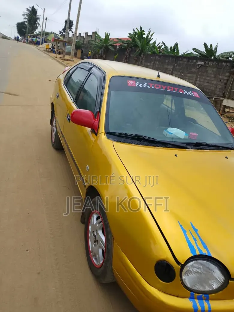Toyota Corolla 2002 Doré