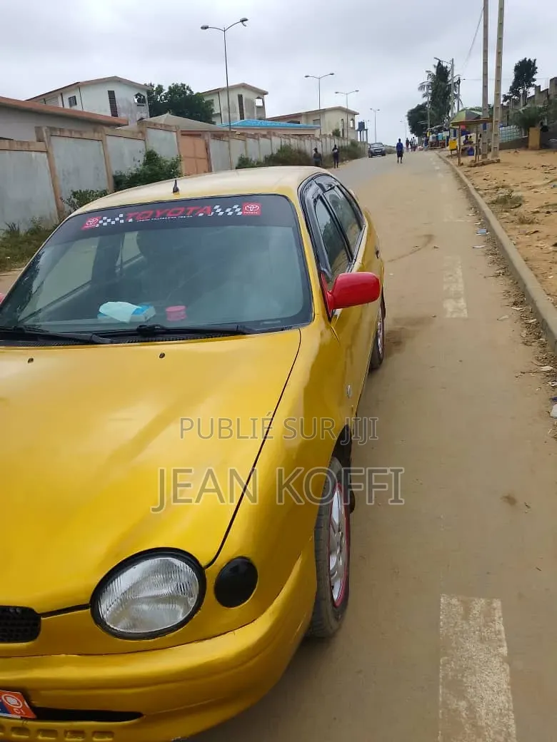Toyota Corolla 2002 Doré