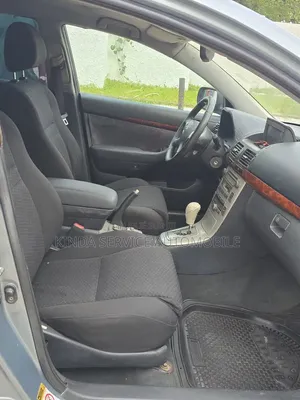Toyota Avensis 2011 Bleu