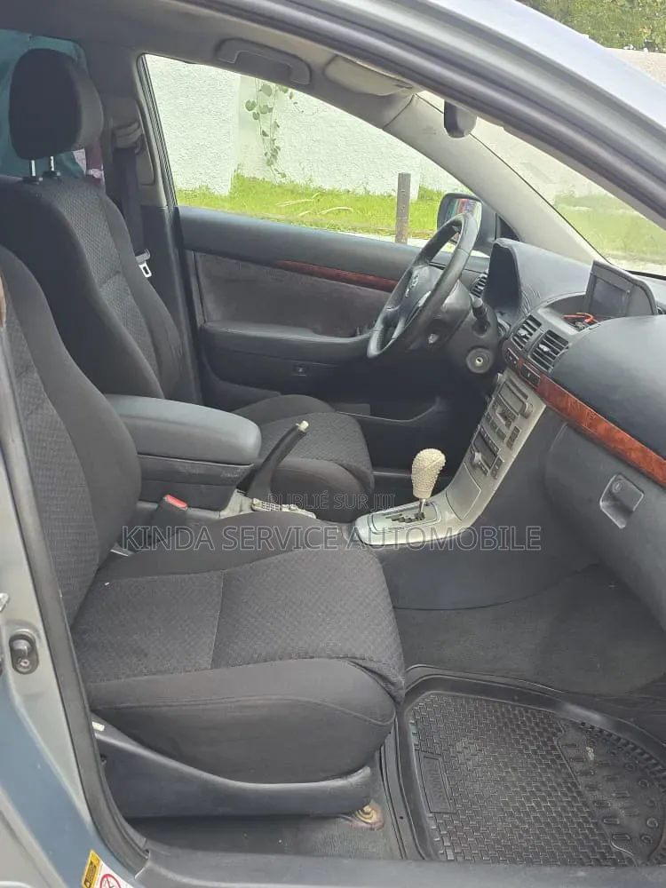 Toyota Avensis 2011 Bleu