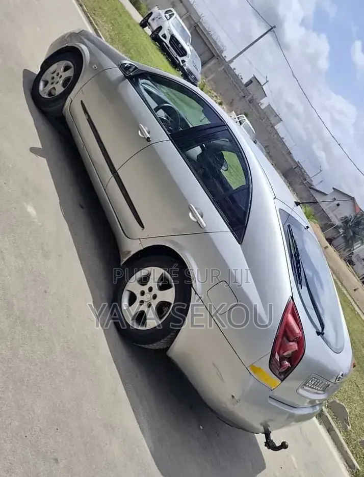 Nouveau Nissan Primera 2025 Blanc cassé