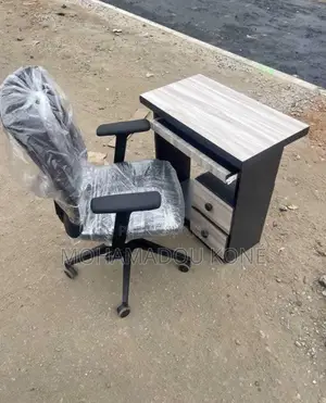 Table De Bureau Et Chaises De Bureau Disponible