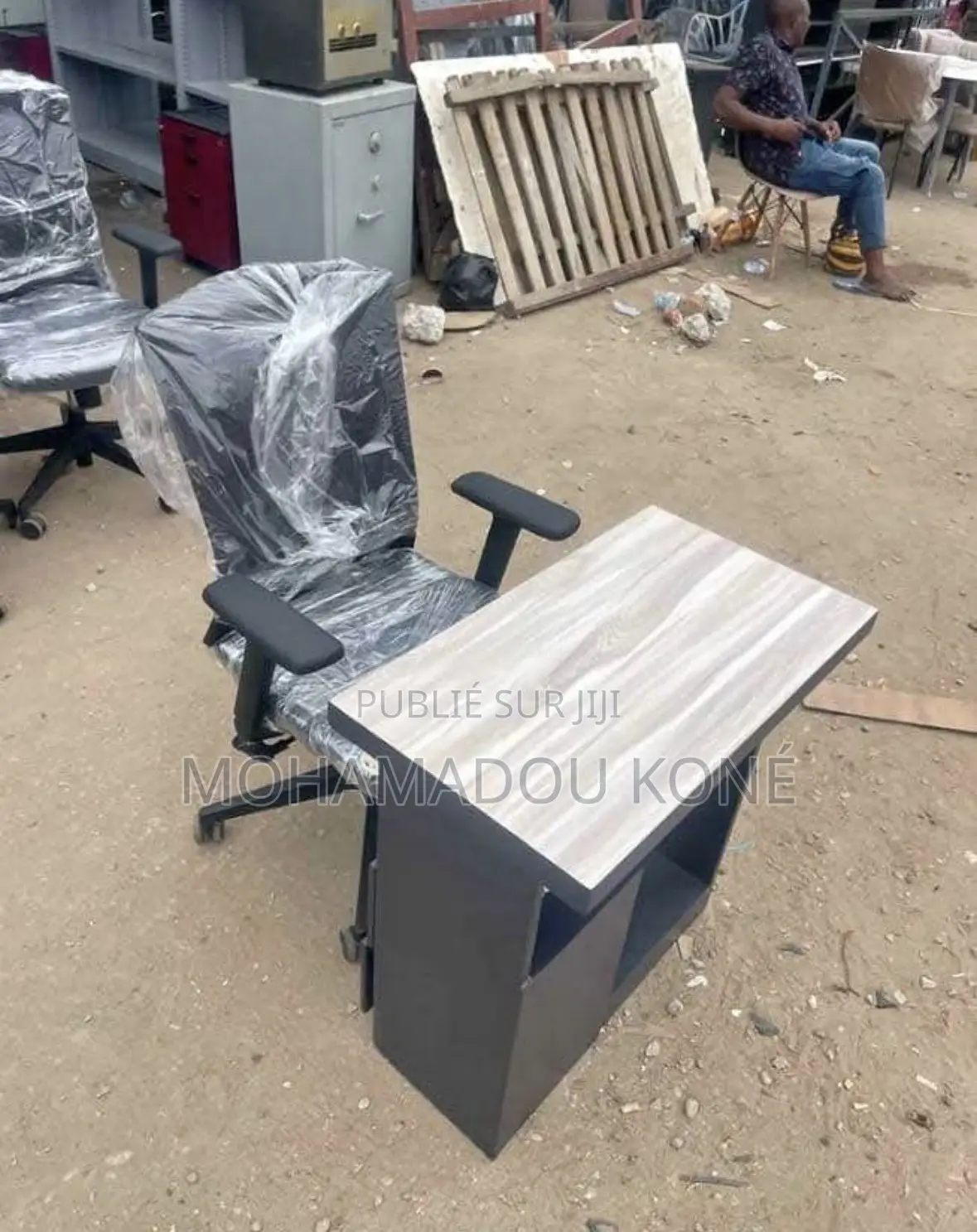 Table De Bureau Et Chaises De Bureau Disponible