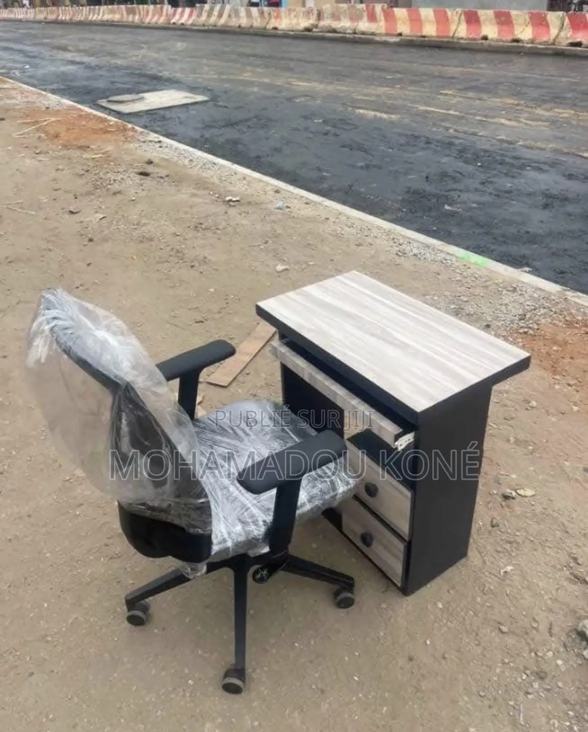 Table De Bureau Et Chaises De Bureau Disponible