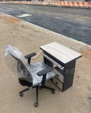 Table De Bureau Et Chaises De Bureau Disponible