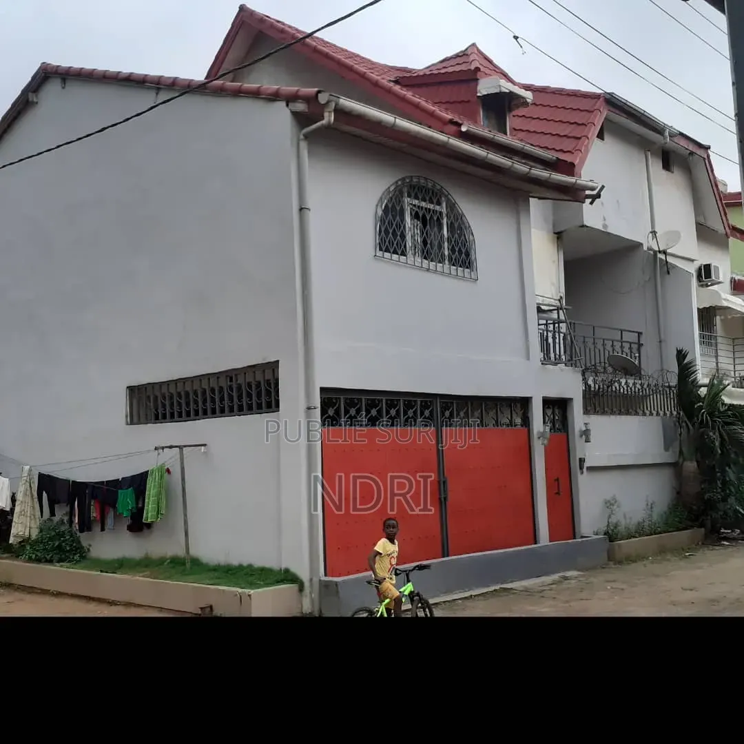 6chbre Villa dans Avi Imo, Cocody à Vendre