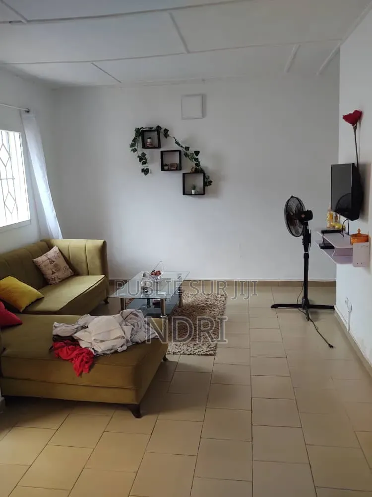 6chbre Villa dans Avi Imo, Cocody à Vendre