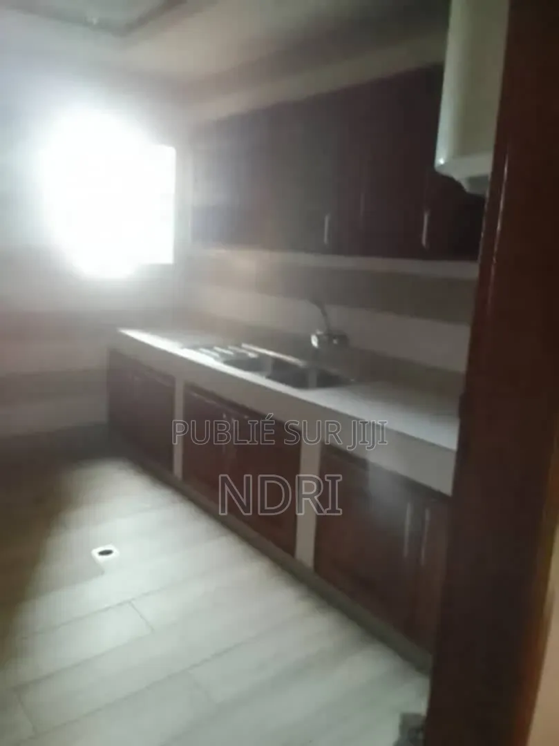 6chbre Villa dans Avi Imo, Cocody à Vendre