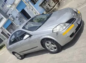 Nouveau Nissan Primera 2025 Blanc cassé