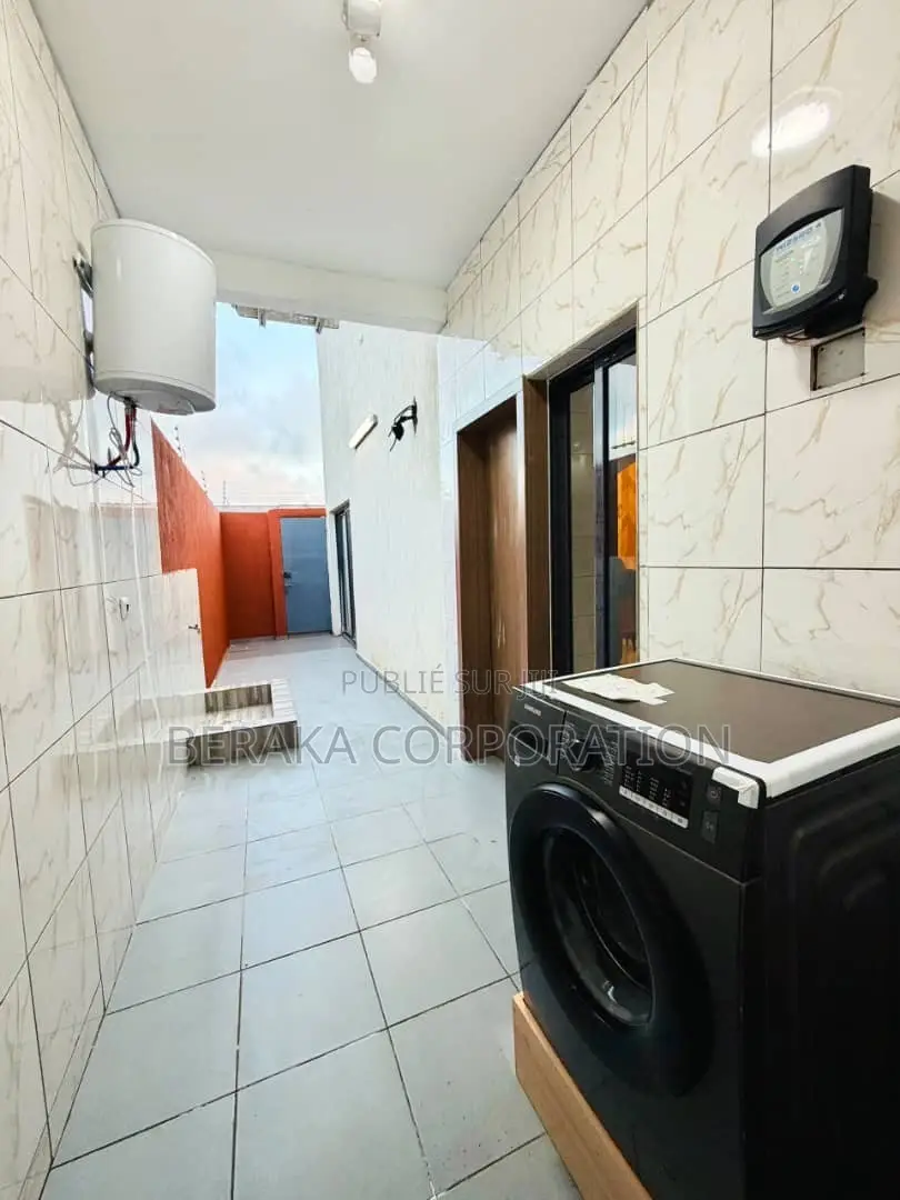 Meublé 3chbre Duplex dans Beraka Corporation, Bingerville à Vendre