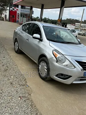 Nissan Versa 2018 Gris