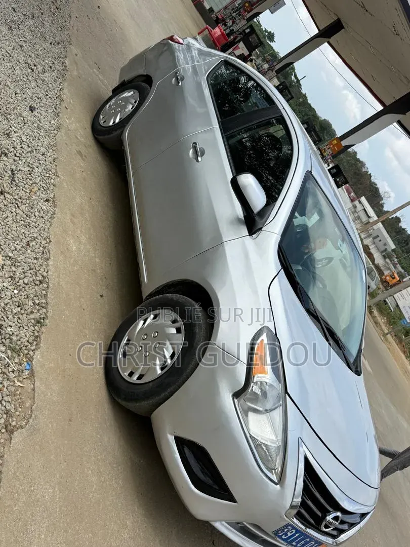 Nissan Versa 2018 Gris