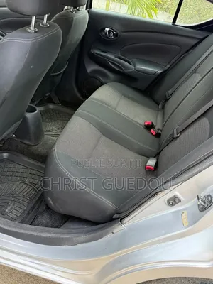 Nissan Versa 2018 Gris