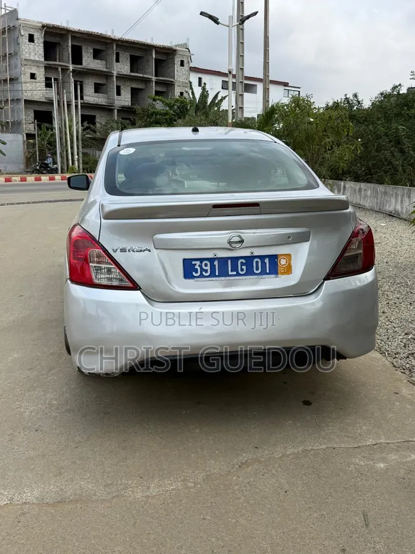 Nissan Versa 2018 Gris