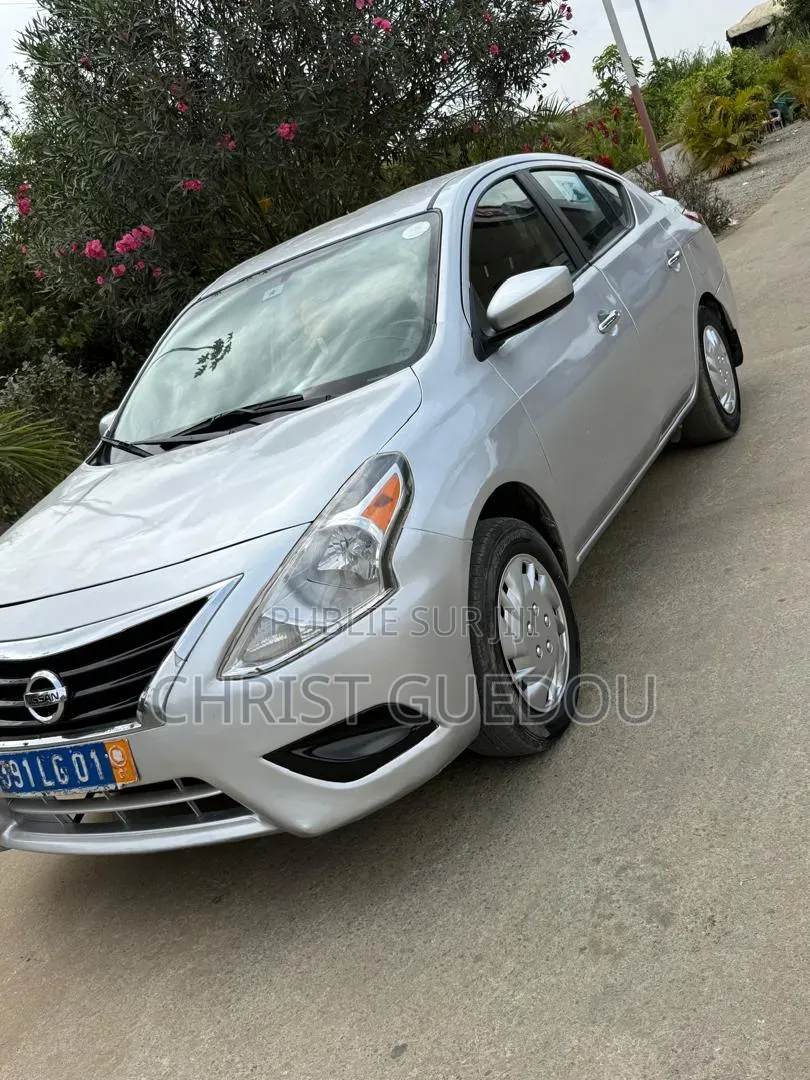 Nissan Versa 2018 Gris