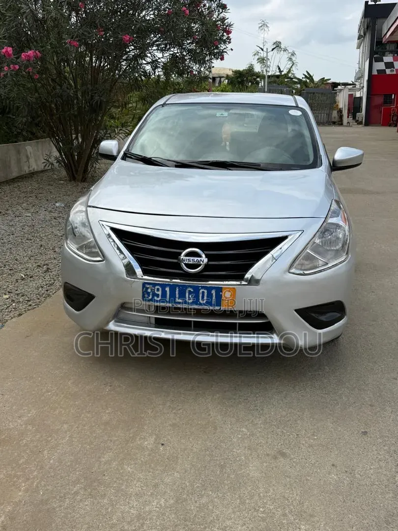 Nissan Versa 2018 Gris